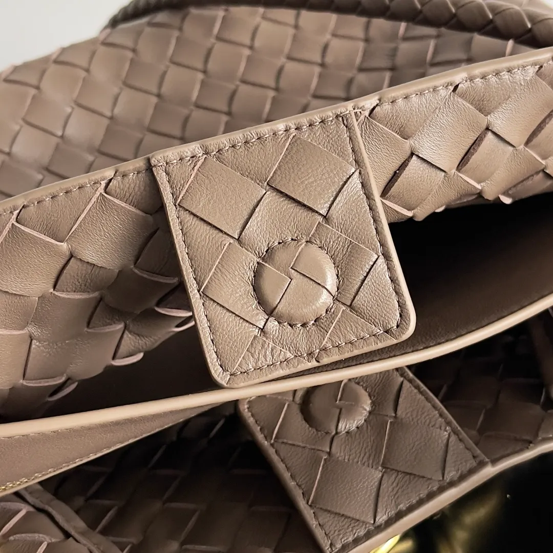 The 2023 new Andiamo batch of 2260 BV has been shipped‼ ️Really popular🔥The new Andiamo woven handbag launched by Bottega Veneta this season is really popular all over the world! ! Celebrities at home and abroad have worn it, and Oscar-winning actress Michelle Yeoh has taken it out on the street. Song Jia, Trai Yara, Yu Feihong, Sanji Ayaka, Rosie Hunting-Whiteley, Yoshioka Riho, etc. have all picked up this bag. It is classic and versatile, showing off its temperament, and the bag capacity is also large, which is very convenient for daily commuting! ! A variety of carrying methods, the shoulder straps can be adjusted by yourself, the original lambskin feels soft and delicate, and the neutral style is made to break gender boundaries and bring a more practical and long-lasting use experience. Andiamo, which has both elegant and casual styles, perfectly interprets the true appearance of "fashionable old money style". Style number: 743572 Size: 32*24*12